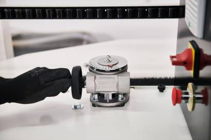 LAB J45 - автоматический станок для резки под углом 45°